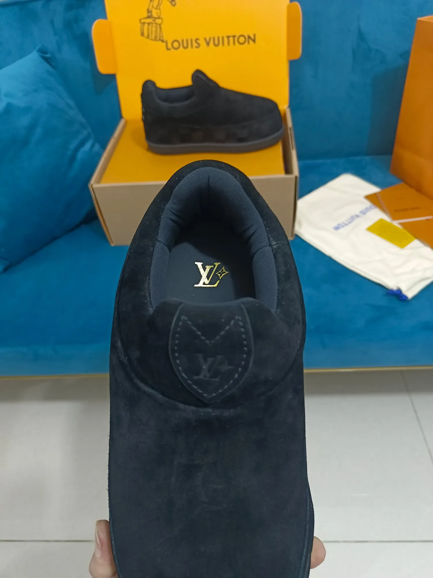 👟👟Ex-factory price 640👟👟 LV YETI slip-on shoes, based on suede cow leather, partially embossed with Nigo's reinterpretation of LV Damier pattern, cleverly echoing the Chinese tradition of taking off shoes when entering the house, and the "small feet" aesthetic is integrated into Chinese street genes. The palm-printed rubber outsole hides the LV letters and Monogram flowers. The exquisite craftsmanship made in Italy shows the brand's heritage in a comfortable slip-on style. The reservation mode adds a unique style, it is traditional and trendy, and it is suitable for couples aged 35-45.